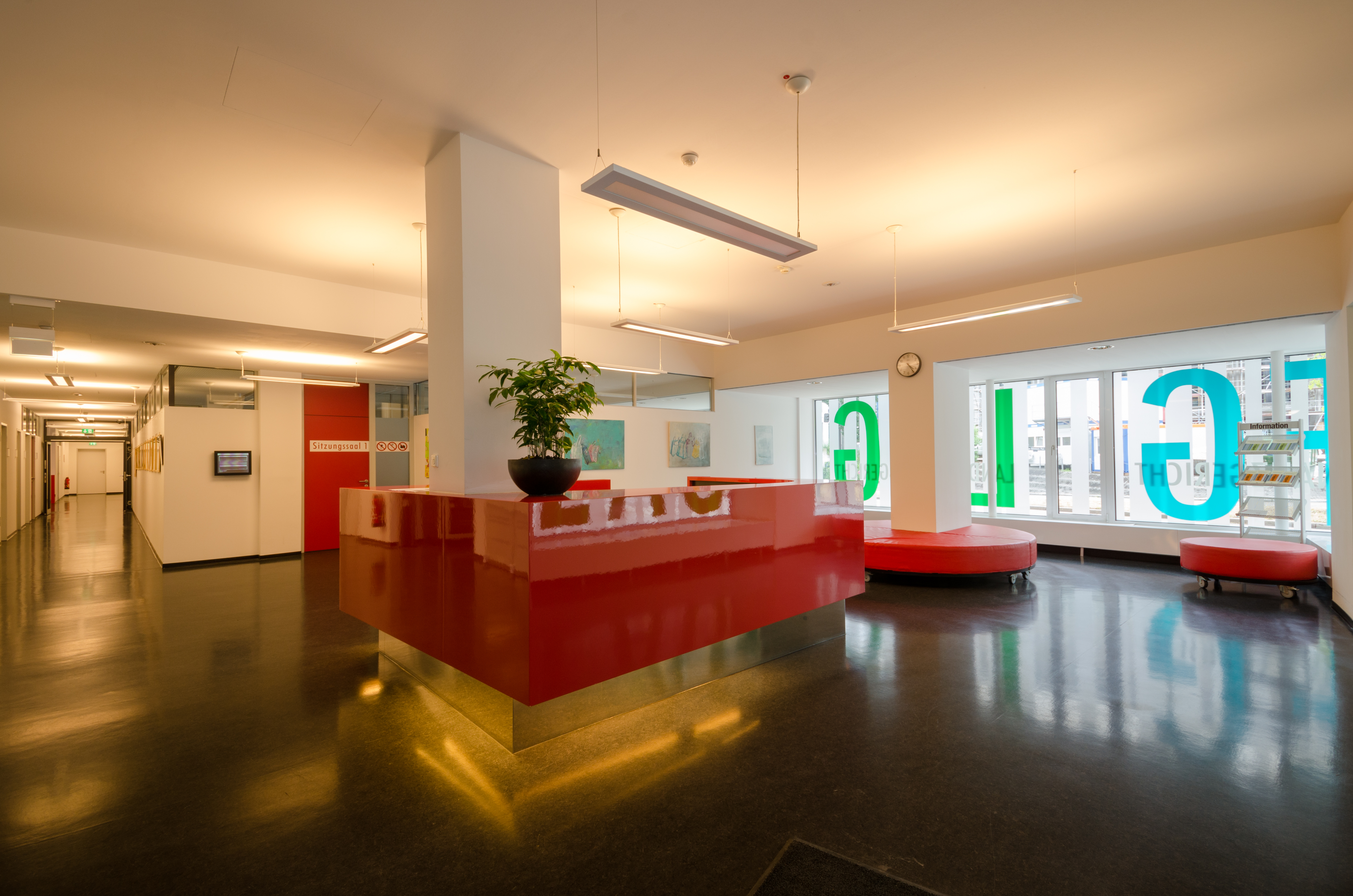 Bild zeigt die Infothek im Eingangsbereich des Gebäudes