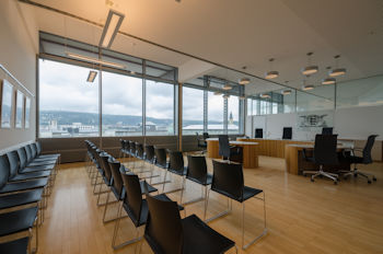 Das Bild zeigt den Sitzungssaal des Landesarbeitsgerichts im 8. Obergeschoss.